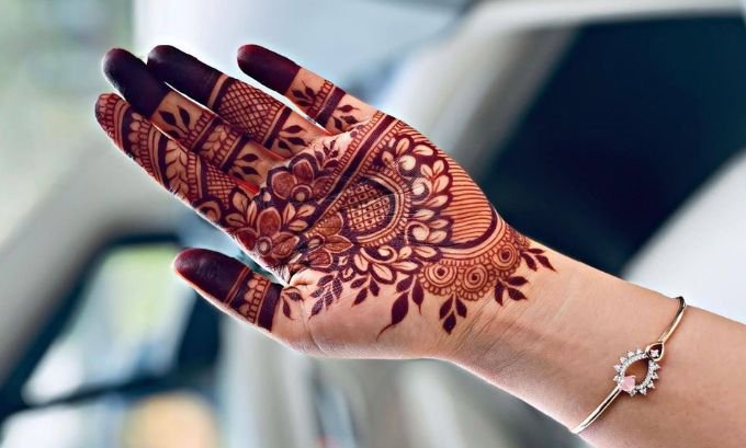 front hand simple mehndi design